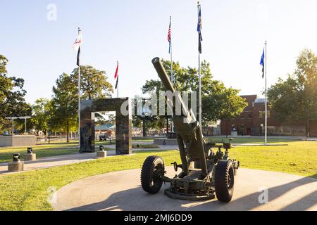 Shawnee, Oklahoma, Etats-Unis - 15 octobre 2022 : le parc commémoratif des anciens combattants à côté du palais de justice du comté de Pottawatomie Banque D'Images