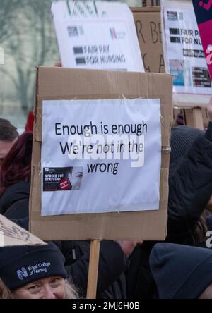 Grève des infirmières portant des panneaux, manifestant devant l'entrée de l'hôpital universitaire de Londres, pour protester contre les réductions gouvernementales et les salaires injustes. Banque D'Images