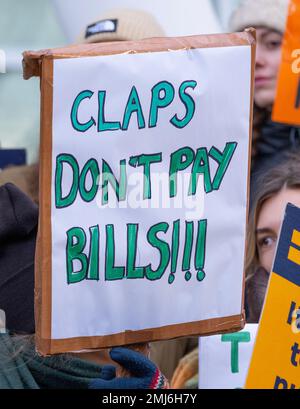 Grève des infirmières portant des panneaux, manifestant devant l'entrée de l'hôpital universitaire de Londres, pour protester contre les réductions gouvernementales et les salaires injustes. Banque D'Images