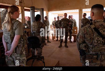 ÉTATS-UNIS Le général de division Derek France, troisième commandant de la Force aérienne, parle avec des aviateurs des forces de sécurité de l'escadron de la base aérienne expéditionnaire 768th à un point de contrôle de la base aérienne 101, au Niger, le 25 août 2022. Dirigeants des États-Unis Force aérienne en Europe - les forces aériennes d'Afrique et de la troisième Force aérienne ont visité les bases aériennes 101 et 201 pour obtenir une perspective « de bottes sur le terrain » des conditions d'exploitation actuelles en Afrique de l'Ouest. Banque D'Images