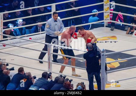 28-11-2015 Düsseldorf Allemagne. Wladimir Klitschko attaque Tyson Fury puissant crochet gauche (énorme biceps de sa main) - Klitschko perd et va de l'avant Banque D'Images