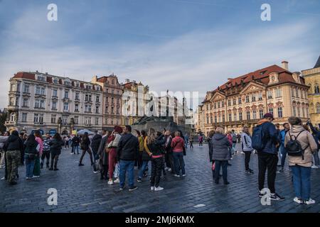 Place de la vieille ville de Prague, Staromestske Namestiwith, avec des personnes en premier plan prises pendant la journée. Bâtiments caractéristiques et statue de Jan Hus. Banque D'Images