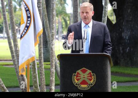 FORT SHAFTER, HAWAII – Craig Deatrick, directeur des États-Unis Le Commandement de la gestion de l'installation de l'Armée de terre-Pacifique, parle lors d'une cérémonie au belvédère historique du cercle des palmiers, alors que le sergent de commandement Jon Y. Williams assume la responsabilité du conseiller principal inscrit pour le commandement à 2 h, 25 août 2022. Banque D'Images