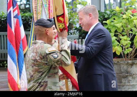 FORT SHAFTER, HAWAII – lors d'une cérémonie au belvédère historique de Palm Circle, Craig Deatrick, directeur des États-Unis Le Commandement de la gestion de l’installation de l’Armée de terre-Pacifique passe les couleurs de l’unité au sergent de commandement du Maj. Jon Y. Williams en tant que conseiller principal inscrit pour le commandement à 2 h, 25 août 2022. Banque D'Images