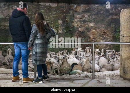 Citoyens lors d'une visite à l'Arena Pula, le 18th soir du Musée à Pula, Croatie, sur 27 janvier 2023. Museum Night est un événement qui a lieu chaque année en Croatie, et de nombreux musées offrent l'entrée gratuite aux citoyens. Photo: Srecko Niketic/PIXSELL Banque D'Images