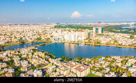 Bâtiment vu à travers le reflet près du lac d'une vue aérienne, Chennai, Inde Banque D'Images