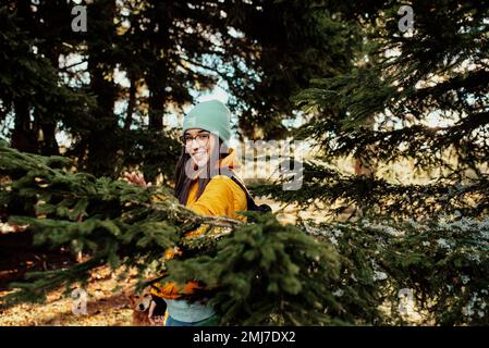 un portrait d'une femme marchant dans les bois par une journée ensoleillée Banque D'Images