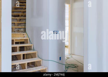 Dans la nouvelle construction de la maison plâtrage de mur sec a été achevée est prêt pour la peinture une fois qu'il est terminé Banque D'Images