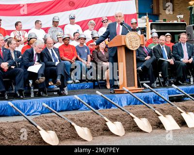 Hoboken, New Jersey, États-Unis 8 juin 2009 - le sénateur Frank Lautenberg, les travailleurs syndicaux et les fonctionnaires se brisent sur le projet de tunnel de transport de masse. Photo de: Jim DeLillo/Alamy Banque D'Images