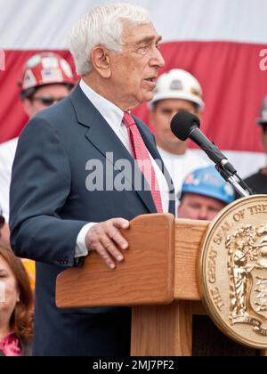 Hoboken, New Jersey, États-Unis 8 juin 2009 - le sénateur Frank Lautenberg, les travailleurs syndicaux et les fonctionnaires se brisent sur le projet de tunnel de transport de masse. Photo de: Jim DeLillo/Alamy Banque D'Images