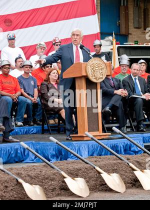 Hoboken, New Jersey, États-Unis 8 juin 2009 - le sénateur Frank Lautenberg, les travailleurs syndicaux et les fonctionnaires se brisent sur le projet de tunnel de transport de masse. Photo de: Jim DeLillo/Alamy Banque D'Images