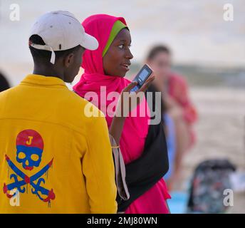 Communication contemporaine des Africains locaux sur la plage, Stone Town TZ Banque D'Images