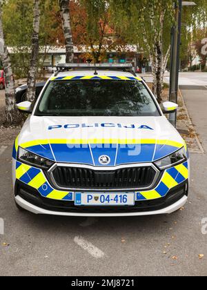 Kranj, Slovénie - 21 octobre 2022 : patrouille de police slovène garée devant le poste de police de Kranje. Voiture de police avec le lettrage 'Polic Banque D'Images
