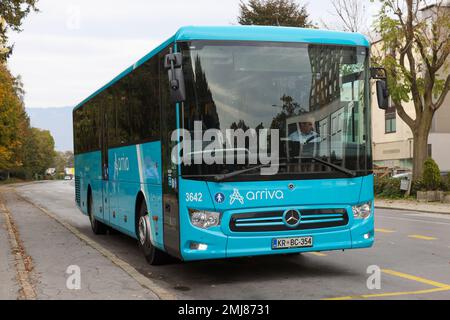 Kranj, Slovénie - 21 octobre 2022: Transports publics Arriva bus conduite dans les rues de la ville de Kranj, Slovénie Banque D'Images