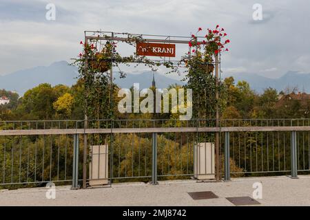Kranj, Slovénie - 21 octobre 2022 : photo et point d'accès multimédia sur le pont du fleuve Kokra à Kranj, Slovénie Banque D'Images