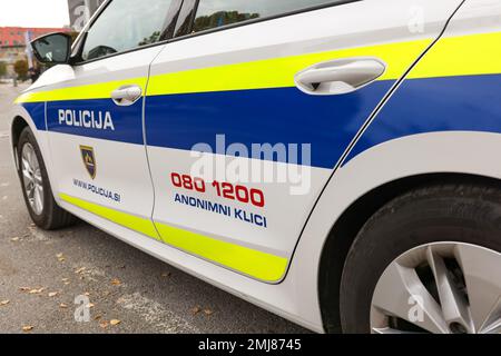 Kranj, Slovénie - 21 octobre 2022 : patrouille de police slovène garée devant le poste de police de Kranje. Voiture de police avec le lettrage 'Polic Banque D'Images
