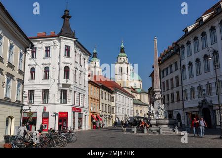 Ljubljana, Slovénie - 19 octobre 2022 : le centre-ville médiéval romantique de Ljubljana, autour de la rivière Ljubljana, dans le centre et la place de la vieille ville, CIT Banque D'Images