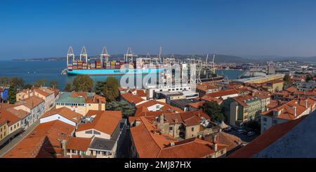 Koper, Slovénie - 14 octobre 2022: Vue panoramique sur le port de Koper en Slovénie avec vue sur le déchargement du navire à conteneurs Banque D'Images