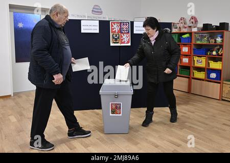 Prague, République tchèque. 27th janvier 2023. Les électeurs ont voté dans un bureau de vote au deuxième tour des élections présidentielles à Prague, en République tchèque, au 27 janvier 2023. Crédit : vit Simanek/CTK photo/Alay Live News Banque D'Images