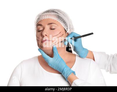 Le médecin dessine des marques sur le visage de la femme pour une opération de chirurgie cosmétique sur fond blanc. Problème de double menton Banque D'Images