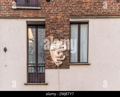 Armoiries représentant un serpent appelé 'biscione', charge héraldique de Visconty, et symbole de Milan, sur le mur de l'archidiocèse de Milan, place Duomo Banque D'Images