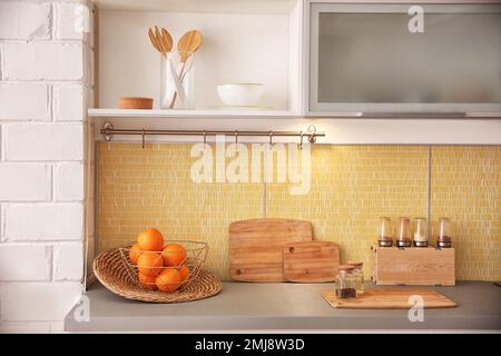 Des oranges fraîches mûres sur le comptoir de la cuisine Banque D'Images