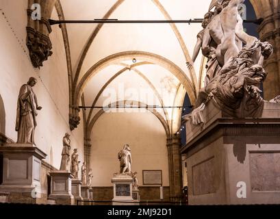 Statues dans la Loggia dei Lanzi, la nuit, lumière chaude atmosphère, sur la place Signoria, centre-ville de Florence, Italie Banque D'Images