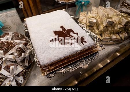 Gâteau éponge florentin typique appelé 'Schiacciata fiorentina' sur une boutique de fenêtres. Fabriqué pendant la période du Carnaval. Doux, rempli de confiture. Banque D'Images