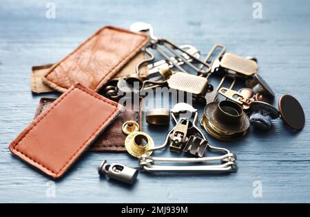 Composition avec accessoires de vêtement pour jeans sur fond bleu clair en bois Banque D'Images