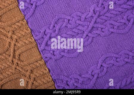 Fond lilas tricoté et brun. Grand tissu tricoté avec un motif. Gros plan d'une couverture tricotée. Banque D'Images
