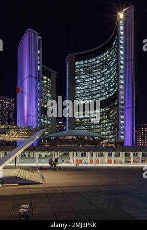 Les célèbres tours de bureaux incurvés et la soucoupe centrale illuminent de façon pittoresque cette prise de vue nocturne du célèbre hôtel de ville de Toronto. Banque D'Images