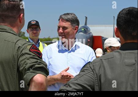 L'honorable Richard Marles, vice-premier ministre et ministre de la Défense de l'Australie, s'entretient avec les États-Unis Des aviateurs ont visité la base aérienne royale australienne de Darwin, en Australie, le 26 août 2022. À Darwin, Marles a appris comment les États-Unis La Force aérienne et la RAAF emploient des moyens pour mener des missions de formation et de dissuasion stratégique avec des alliés, des partenaires et des forces conjointes à l'appui d'une Indo-Pacifique libre et ouverte. Banque D'Images