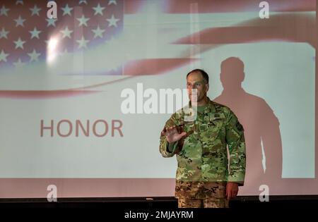 Le colonel Matt Husemann, commandant de l'escadre du transport aérien 436th, définit l'honneur lors d'une assemblée DE HÉROS à l'école élémentaire Welch, sur la base aérienne de Douvres, Delaware, le 26 août 2022. L’assemblée a introduit le nouveau système de récompense DES HÉROS de l’école, qui encourage les élèves à se comporter avec honneur, engagement, responsabilité et à en inclure d’autres. Banque D'Images