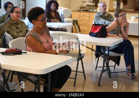 Les membres de l’équipe Kirtland participent à la célébration de la Journée de l’égalité des femmes de l’escadre de la base aérienne de 377th à la base aérienne de Kirtland, N.M., 26 août 2022. La célébration comprenait des remarques d’ouverture du colonel Elizabeth Keller, vice-commandant de l’ABW 377th, une présentation sur l’égalité des femmes, un jeu de trivia avec des prix, des collations et des rafraîchissements. Banque D'Images