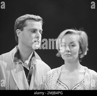 Histoire des pays-Bas: Jeu de télévision 'rendez-vous avec Grazia'. Tom Kuyl et Andrea Domburg; Date: 12 avril 1962 Banque D'Images