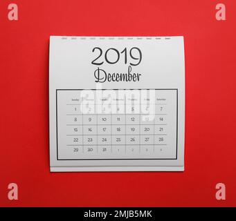 Calendrier de décembre 2019 sur fond rouge, vue du dessus Banque D'Images