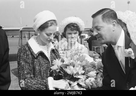 Histoire des pays-Bas : star de cinéma française et modèle de mode Capucine (à gauche). Arrivée Schiphol; Date: 25 avril 1962 Banque D'Images