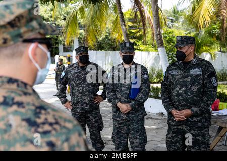 220826-M-JX780-1088 PUERTO CORTES, Honduras - (26 août 2022) – les dirigeants de la marine hondurienne font une visite de l'académie navale hondurienne pour les États-Unis Marines et marins affectés au navire de transport rapide USNS Burlington (T-EPF-10) de la classe Spearhead qui arrive à Puerto Cortes, au Honduras, le 26 août 2022. Burlington est déployé dans la zone d'opérations de la flotte américaine 4th afin de soutenir l'entretien expéditionnaire des navires de combat littoraux déployés opérant dans la région et de mener des missions de coopération en matière de sécurité de théâtre afin de maintenir l'accès, d'améliorer l'interopérabilité et de construire l'endurin Banque D'Images
