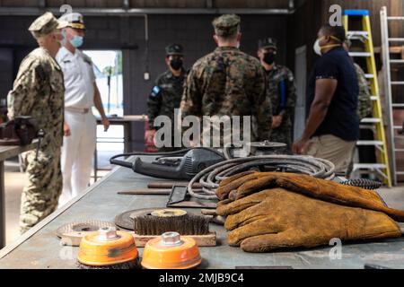 220826-M-JX780-1119 PUERTO CORTES, Honduras - (26 août 2022) – les dirigeants de la marine hondurienne font une visite de l'Académie navale hondurienne pour les États-Unis Marines et marins affectés au navire de transport rapide USNS Burlington (T-EPF-10) de la classe Spearhead, qui arrive à Puerto Cortes, au Honduras, le 26 août 2022. Burlington est déployé dans la zone d'opérations de la flotte américaine 4th afin de soutenir l'entretien expéditionnaire des navires de combat littoraux déployés opérant dans la région et de mener des missions de coopération en matière de sécurité de théâtre afin de maintenir l'accès, d'améliorer l'interopérabilité et de construire l'endori Banque D'Images