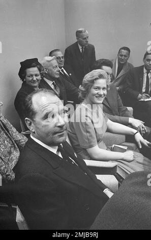 Le patineur hollandais Sjoukje Dijkstra aux pays-Bas à Schiphol; Date: 20 mars 1962 Banque D'Images