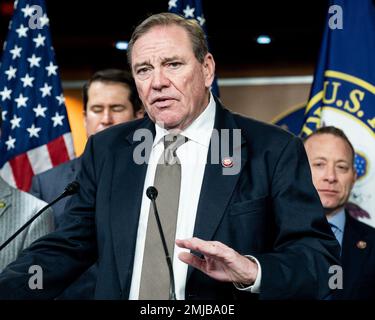 Washington, États-Unis. 27th janvier 2023. ÉTATS-UNIS Le représentant Neal Dunn (R-FL) s'exprimant lors d'une conférence de presse aux États-Unis Capitole au sujet du projet de loi sur l'éducation à l'Holocauste et les leçons d'antisémitisme (HEAL). Crédit : SOPA Images Limited/Alamy Live News Banque D'Images