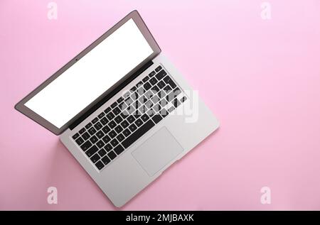 Ordinateur portable moderne avec écran vierge sur fond rose, vue de dessus Banque D'Images