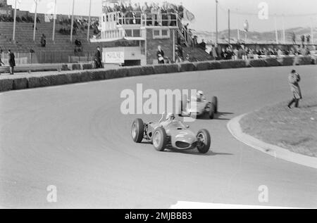 Histoire des pays-Bas: Les pilotes qui prennent des tours d'entraînement pour le Championnat du monde de Formule 1 sur le circuit de Zandvoort aux pays-Bas ca. 18 mai 1962 Banque D'Images