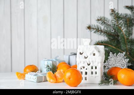 Mandarines fraîches et décoration de Noël sur table en bois blanc Banque D'Images