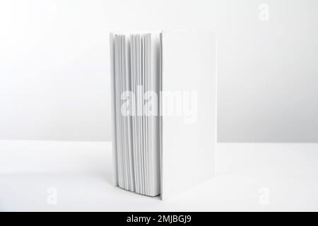 Livre avec couverture en blanc sur fond blanc Banque D'Images