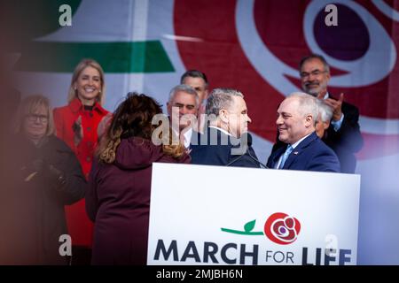 Washington, DC, États-Unis. 20th janvier 2023. Le représentant Chris Smith (R-NJ) (au centre) adopte le leader majoritaire de la Chambre Steve Scalise (R-LA) (à droite) après avoir pris la parole lors de la Marche annuelle pour la vie à Washington, DC. la marche de cette année est une célébration du renversement par la Cour suprême de Roe c. Wade et du droit fédéral à l'avortement sur 24 juin 2022, dans l'avis Dobbs c. JWHO. Près de la moitié des États ont depuis interdit ou sévèrement restreint l’accès à l’avortement. Les militants anti-avortement veulent aller plus loin et ont appelé le Congrès à adopter une interdiction nationale de l'avortement. (Image de crédit : © Allison Banque D'Images