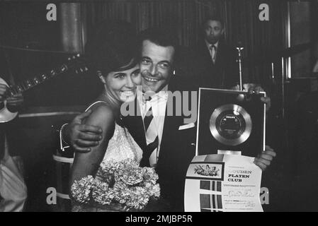 Pays-Bas Histoire: Le chanteur allemand Gerard Wendlang reçoit un record d'or au Casino pour son "Tanze mit mir in den Morgen". Rina Lodders remet le record d'or; Date: 27 septembre 1962 Banque D'Images