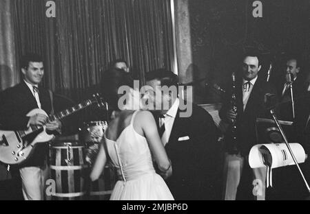 Pays-Bas Histoire: Le chanteur allemand Gerard Wendlang reçoit un record d'or au Casino pour son "Tanze mit mir in den Morgen". Rina Lodders remet le record d'or; Date: 27 septembre 1962 Banque D'Images