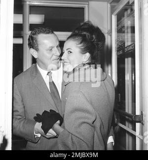 Pays-Bas Histoire: Miss monde Rina Lodders de retour chez elle avec le prix et le globe argenté, Hans Elsinga était également là pour la recevoir; Date: 10 novembre 1962 Banque D'Images