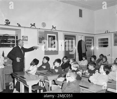 Pays-Bas Histoire : commémoration de la princesse Wilhelmina dans les écoles, des enfants des écoles néerlandaises (étudiants) dans une salle de classe à la VondelSchool ; Date : 7 décembre 1962 Banque D'Images